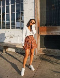 6 Looks Sofisticados de Tênis com Saia, Tênis com Saia, looks Tênis com Saia, looks de Tênis com Saia, look usando Tênis com Saia, Tênis e Saia, Look Tênis com Saia, look tênis camisa, look tenis saia midi, look tenis saia plissada Michelle Infusino, White Sneakers Outfit, Mode Ulzzang, Spring Trends Outfits, Gwyneth Paltrow, A Skirt, Date Outfits, Bellini