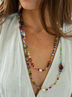 The colorful glass beads! The freshwater pearls! The cute daisies! Beaded Necklace Seed Beads, Czech Beads Jewelry Necklaces, Multi Colored Beaded Necklace, Glass Bead Jewelry Ideas, Beaded Necklace Ideas, Summer Jewelry Diy, Bead Fairy, Czech Beads Jewelry, Knotted Jewelry