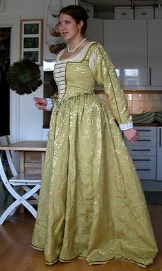 This is Anea, who makes really lovely Venetians  THis was taken from her Flickr & is c 1560's Fashion Venetian Fashion, Venetian Dress, 1500s Fashion, Italian Dresses, Late Period, Elizabethan Era