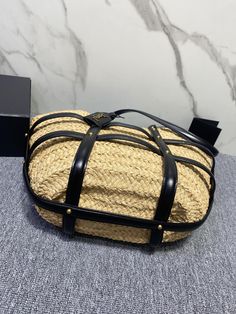 Saint Laurent Ysl Saint Laurent raffia woven basket bag is probably the most unique straw woven bag I have seen this year, romantic and cool,

Size: 40x19x29cm Large Leather Bag, Small Leather Bag, Medium Handbags, Lv Purse, Lv Shoes, Lv Belt, Lv Wallet, Large Handbags, Lv Handbags