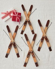 four wooden skis are arranged in the shape of x and w with bows on them