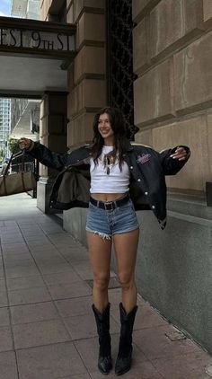 Black Cowboy Boots Outfit, Summer Boots Outfit, Country Concert Outfits, Western Boots Outfit, Black Boots Outfit, Cowgirl Style Outfits, Looks Country, Nashville Outfits