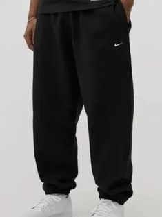 BRAND NEW!!! Men’s Nike Sweatpants Outfit, Nike Fleece Pants, Black Nike Sweatpants Outfits, Black Sweatpants Outfit Men, Nike Sweatpants Outfit, Sweats Aesthetic, Burr Basket, Korean Street Fashion Men, Black Nike Sweatpants