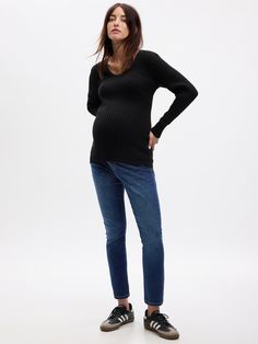 Stretch denim maternity jeans.  Full panel at top.  Button closure, zip-fly.  Classic 5-pocket styling.  Assorted washes.  Better denim.  Better planet.  This pair of denim is part of our water-saving Washwell program.  Compared to conventional wash methods, Washwell has saved millions of liters of water since 2016.  Please note: Maternity styles cannot be returned in store.  Please enjoy free returns by mail.  Choose your maternity Maternity Style Fall, Pregnancy Fashion Fall, Maternity Styles, Gap Maternity, Maternity Outfits, Water Saving, Dark Indigo, Maternity Jeans, Grey Wash