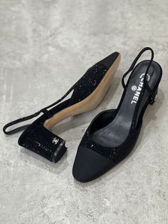 Luxury Black Low Heel Heels, Chanel Slingback Aesthetic, Luxury Black Chic Heels, Chanel Black Slingbacks, Chanel Slingback Outfit, Chanel Shoes Black, Chanel Heels, Chanel Slingback