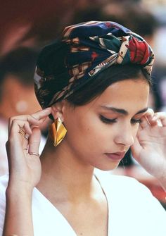 Boho Hair Wrap, Boho Chic Hairstyles, Head Wrap Styles, Hair Wrap Scarf, Beach Hairstyles For Long Hair, Mode Turban, Hair Scarf Styles, Hair Turban, Head Scarf Styles