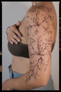 Sleeve Tattoo Inspiration - Flowers Tattoo Inspiration Cap Sleeve Tattoos, Back Tattoo Women Upper, Feminine Shoulder Tattoos, Shoulder Sleeve Tattoos, Quarter Sleeve Tattoos, Floral Tattoo Shoulder, Tattoos For Women Flowers, Flower Tattoo Shoulder