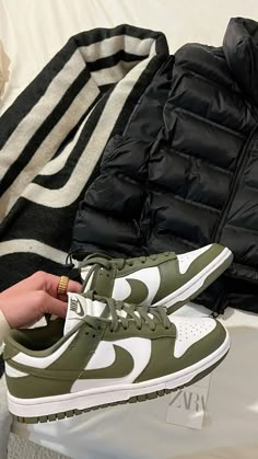 Winter Outfits Zara, Sneakers Winter Outfit, Outfit Dunk, Green Shoes Outfit, Olive Green Outfit, Olive Green Shoes, Olive Green Nike, Nike Dunk Lows