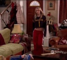 Tbbt Penny Outfits Season 1, Hollywood 80s Aesthetic, Penny Bbt Outfits, Penny Big Bang Theory Outfits, Bridget Hennessy, Penny Big Bang Theory, Carmen Lopez, 2014 Outfits, Old Hollywood Aesthetic