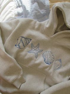 Dive into comfort with the Casual Seashell Hoodie, featuring a unique seashell and starfish design. Perfect for casual wear, this hoodie adds a touch of the sea to your everyday style. Crafted with a one-of-a-kind seashell and starfish design, this Hoodie offers comfort and effortless style for any occasion. Snow Fairy, Sport Sweater, Sports Sweatshirts, Soft Hoodie, Cozy Fits, Look Casual, Oversize Hoodie, Sweater Coats, Casual Fits