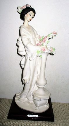 Vintage Giuseppe Armani 1987 Figurine Oriental Geisha w/Flowers Capodimonte 13"H | eBay Geisha Doll, Cartoon Eyes, Flower Vase, Steven Universe, Universe, Figurines, Porcelain, Vase, Dolls