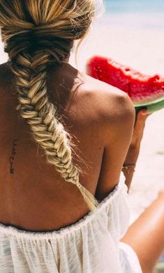 Eating a well balanced diet will enable your hair and nails to shine this summer - all Mindful Chef recipes are packed full of good-for-you ingredients to keep you feeling and looking your best all year round. Hair Branding, Preppy Hairstyles, Hair Colorful, Tulum Beach, Stunning Hairstyles, Boho Hair, Fishtail Braid, Summer Tanning, Pool Hairstyles