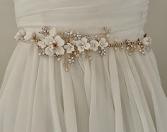 Floral Bridal Belt, Elegant Bridal Belt With Flower Decoration, Elegant Bridal Belt With Flower Decoration For Wedding, Elegant Bridal Belt With Handmade Flowers For Weddings, Elegant Bridal Belt With Handmade Flowers, Delicate Floral Bridal Accessories For Wedding, White Embellished Sashes For Wedding, Handmade White Bridal Accessories With Flowers, White Bridal Accessories With Sashes