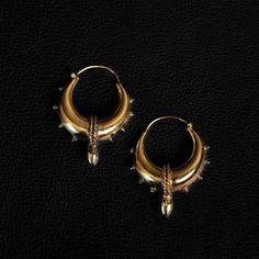 Handcrafted with precision, these chunky hoop earrings stand as a signature piece from Pushkar, Rajasthan. L: 5,5ly rebellious design, adorned with dots, twisted wire, and spikes, pays homage to the timeless artistry of ancient Rajasthan. These hoops transcend mere accessories, embodying a unique blend of boldness and craftsmanship, making a powerful statement wherever they go. Design: Rajasthan Heritage Material: Brass Size: 3.5 cm x 4.5 cm [12.5 g] Pushkar Rajasthan, Ear Cuff Piercing, Earrings Stand, Chunky Hoop Earrings, Earring Stand, Twisted Wire, Hair Jewelry, Ring Necklace, Boho Jewelry