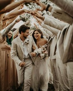 wedding photoshoot Bridesmaids With Groom Photos, Bride And Wedding Party Pictures, Bride Groom And Bridesmaids, Wedding Venue Photo Ideas, Pictures Before Wedding, Rustic Wedding Party Photos, Four Bridesmaids Pictures, Wedding Bride Pictures, Picture With Bridesmaids