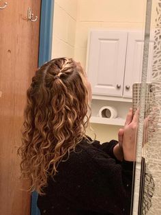 Permed Hairstyles Brunette, Curly Hairstyles Fall 2023, Blonde Wavy Hair Styles, Cute Wavy Hairstyles For School, Curly Brown Hair Styles, Curly Braided Hairstyles For White Women, Hair Styles For Medium Length Wavy Hair, Fancy Hair Styles For Long Hair, Braided Hairstyles Wavy Hair