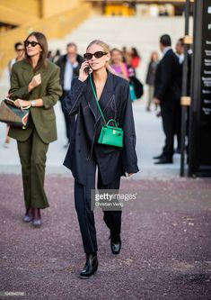 Green Purse Outfit, Green Bag Outfit, Tas Louis Vuitton, Purse Outfit, Street Style 2018, Hermes Kelly Bag, Bag Outfit, Green Handbag, Green Purse