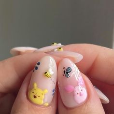 Paris Nails Acrylic, Nail Art Designs Disney Simple, Winnie Pooh Nails Art Designs, Winnie The Pooh Gel Nails, Short Bee Nails, Disney Cute Nails, Nails Gel X Designs, Winnie The Pooh Nail Ideas, Disneyland Manicure