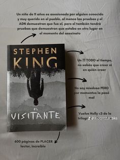 a book with an image of a hand reaching out from the cover and labeled in spanish