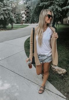 Birkenstock Casual Outfit, Outfits Juvenil, Skandinavian Fashion, Ladies Dress Design, Spring Summer Outfits, Birkenstock, Short Outfits