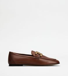 Loafers in elegant, brushed leather and a smoky-effect finish, with a metal branded, chain accessory and a leather outsole. Brown Loafers, Metallica, Leather Upper, Dust Bag, Loafers, Chain, Leather