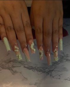 Green And Nude Acrylic Nails, Green Nail Inspiration, Nails Quince, Green Nails Acrylic, College Nails, Retro Plus Size, Em Nails, Nude Acrylic Nails, Quince Nails