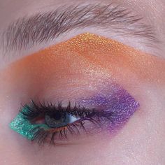 Futuristic Eyeshadow, Color Shifting Eyeshadow, Space Themed Eye Makeup, Trippy Eye Makeup Looks, Trippy Eyeshadow Looks, Eye Pigments, Rainbow Makeup, High Fashion Makeup, Face Art Makeup