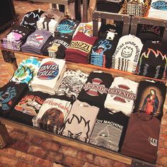 Tee Overload Flatlay Clothing, Aesthetic Hombre, Camisa Rock, Men's Graphic Tees, Graphic Tees For Men, Tokyo Street Fashion, Rock N Roll Style, Quotes Art