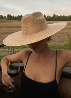 Vine Yard Outfits, Vinyard Wine Tasting Outfit Summer, Beach Outfit With Hat, Winery Tour Outfit, Boating Outfit Women, Straw Hat Outfit, Healthy Shiny Hair