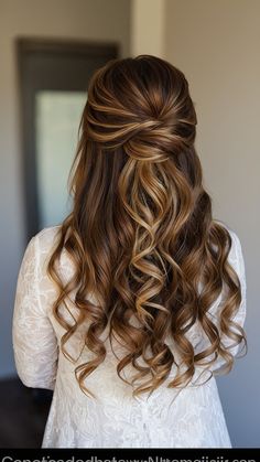 Discover a variety of wedding hairstyles for brides with long, elegant hair. Get inspired by simple, medium length bridal braids and trendy Indian wedding hair ideas for both long and short hair. Whether you prefer a simple or elegant look, find the perfect style for your big day! Simple Wedding Hairstyles Braids, Bridesmaid Down Do, Bridal Down Hairstyles Curls, Half Up Half Down Wedding Hair Simple, Simple Elegant Hairstyles Medium, Bridal Hair Down Medium Length, Half Up Half Down Wedding Hair Long, Wedding Hair Medium Length, Medium Length Bridal Hair