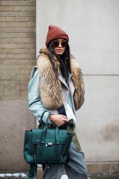 3.1 Phillip Lim bag Snow Falling, New York Fashion Week Street Style, Paris Mode, Fur Stole, Looks Street Style, Street Style Winter, Autumn Street Style, Fashion Week Street Style, Mode Inspiration