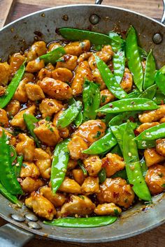 a skillet filled with chicken and green beans