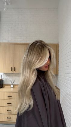 Soft blonde wirh bold but blended money piece Rich Girl Blonde Hair, Blonde To Bronde Long Hair, Blonde Color For Pale Skin, Super Ashy Blonde, Pale Blonde Balayage, Low Lights For Blonde Hair With Money Piece, Long Lived In Blonde Hair, Bright Blonde With Root Tap, Blonde Hair On Brown Eyes