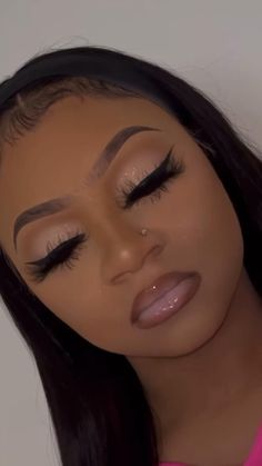 Birthday Makeup Glam Smokey Eye, Makeup Looks Sweet 16, Makeup Ideas Soft Glam, Makeup Looks For Sweet 16, 8th Grade Prom Makeup, Prom Makeup Soft Glam, Makeup Looks For Birthday, College Graduation Makeup Ideas, Makeup Glitter Looks