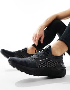 Zapatos, botas y zapatillas de deporte de Under Armour Sigue corriendo Diseño de corte bajo Tirador trasero para facilitar el calzado Cierre con cordones Borde con forma de calcetín Detalle de la marca Under Armour Panel moldeado en el entrepié para más estructura La amortiguación UA HOVR proporciona un retorno de energía dinámico Suela de goma resistente Suela texturizada antideslizante Under Armour Logo, Phantom 3, Profile Design, Charlotte Tilbury, Jewelry Shop, Jogging, Baskets, Active Wear