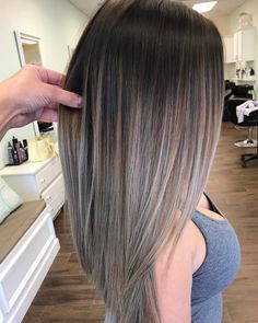 Das Aschblond trifft den Geschmack aller Blond-Junkies Highlights To Blend Grey On Brown Hair, Balayage Straight Hair 2023, Dark Brown Hair With Silver Balayage, Balayage Hair Brunette With Blonde, Grey Balayage, Balayage Hair Color Ideas, Rambut Brunette, Balayage Hair Color