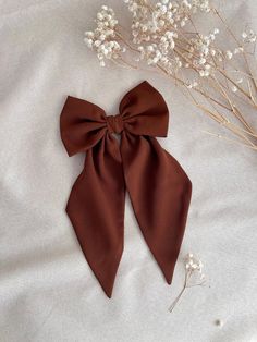 Premium quality chiffon medium hair bow with pointed tail in chocolate brown. This stylish hair bow is an ideal hair accessory for wearing to a special occasion or even everyday wear. 🎁It will also make a great "gift for girl." They are handmade with love and care from  high quality fabric in our studio in England. 📍Available in different attachments: ✅Barrette  ✅Comb Slide ✅Alligator Clip 📍If you need this in a different attachment that isn't listed, please feel free to message me.  📏Bow me Short Shoulder Length Hair, Bow Women, Ribbon Hairstyle, Handmade Hair Accessories, Girls Bows, Stylish Hair, Cute Bows, Medium Hair, Tail Light