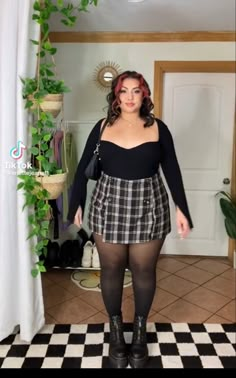 Fall outifts Plus Size Romantic Outfits, Short Dress With Tights, Outfits With Mini Skirts, Plus Size Plaid Skirt, Fall Festival Outfit, Chubby Girl Outfits, Curvy Casual Outfits