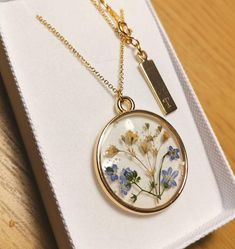 A beautiful and unique Botanical inspired terrarium necklace with real forget me not flowers and baby breath flowers (gypsophila) For memories of a close one, for true love and to show someone you will never forget them 💕The flower is encapsulated in a crystal clear Resin which is Non-toxic, No VOCs, No fumes, No solvents, Non-flammable, Non-hazardous, No BPA. The necklace chain is gold plated solid brass or stamped 14k gold filled chain as shown in last photo. This chain is much more long last Packaging Accessories Ideas, Pressed Flowers Jewelry, Breath Flowers, Flower Resin Jewelry, Forget Me Not Flower, Terrarium Necklace, Pressed Flower Necklace, Resin Pendant Necklace, Baby Breath