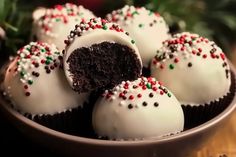 Oreo Balls for Christmas Oreo Valentines, Holiday Baking Recipes Christmas, Oreo Balls Christmas, Valentines Desserts, White Chocolate Oreos, Oreo Truffles Recipe, Valentines Cake