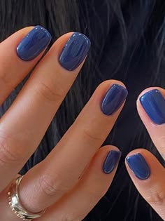 dark royal blue short nails Shades Of Blue Gel Nails, Blue Nails Natural Nail, Aesthetic Short Gel Nails, Biab Nails 2024, Cute Nails On Natural Nails, Navy Nails Gel, Nail Inspo For Navy Blue Dress, Dipped Manicure Ideas, Shirt Simple Nails