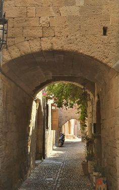 Greek alley way - light and airy Greek Town Aesthetic, Old Greek Aesthetic, Greek House Aesthetic, Italian Alleyway, Greek Countryside, Old Town Rhodes, Rhodes Town, Songs Aesthetic, Greek Village