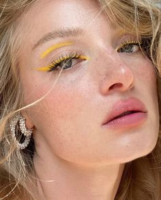 Aesthetic Harry Potter, Funky Makeup, Rose Inc, Aesthetic Vogue, Hufflepuff Aesthetic, Yellow Makeup, Bright Makeup, Swag Makeup, Power Of Makeup