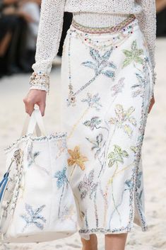 CHANEL RTW SS 2019  Chanel  ChanelByTheSea  ChanelSpringSummer 2019  SS19  KarlLagerfeld   Visit  L h  ritage de Coco Chanel  espritdegabrielle #kadıngiyim #kadınmoda #kombin #yazkombinleri Detail Couture, Moda Chanel, Chanel Fashion Show, Mode Chanel, Chanel Couture, Chanel Spring, Chanel Fashion, Moda Vintage, 가을 패션