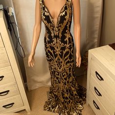 Jovani Ball Gown Black And Gold Worn Once Like New. Comes With Dust Bag When Sent. Black And Gold Prom Dress, Prom Dress Inspo, Gold Prom Dresses, Jovani Dresses, Size 8 Dress, Gold Dress, Girly Things, Like New, Ball Gowns