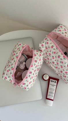 💌 This quilted cosmetic bag is ideal for daily and keeps your makeup organized. It's just the right size to fit all your beauty essentials, including creams, lipsticks, brushes, eyeliner and more. This floral makeup bag is stylish and practical for use at home, school or on the travel. 🧼 This makeup bag is not only stylish, but also practical. It is designed to be suitable for low-temperature hand washing, ensuring that your bag stays clean. The bag features a zipper to keep your belongings se Pink Floral Makeup, Makeup Bag Aesthetic, Cosmetic Bags Diy, Cute Makeup Bag, Floral Makeup Bag, Floral Makeup, Cute Makeup Bags, Quick Crochet Patterns, Pink Cosmetics