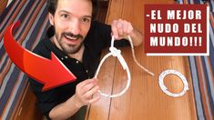 a man holding up a string with the words el mejor nudo del mundo