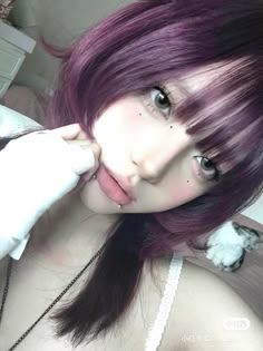 #haircolor #purplehair Purple Hair Makeup Looks, Grape Makeup, Korean Purple Hair, Purple Hair Green Eyes, Uneven Hair, White Purple Hair, Grape Purple Hair, Purple Hair Makeup, Grape Hair