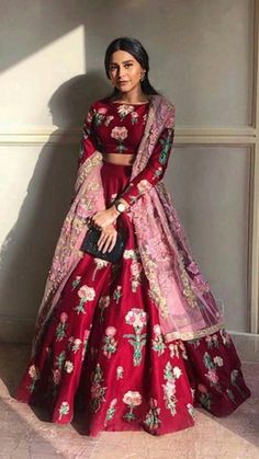 Lahanga Design Latest Simple, Modern Lehenga Designs Style, Choli Designs Latest, Lehenga Poses, Ghagra Design, Groom's Sister, Lehenga Outfits, Ali Xeeshan, Winter Sunshine