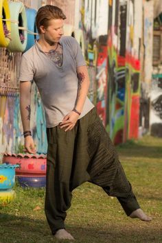 Authentic yet comfortable our Om pants are great for anyone who enjoys yoga, dance, meditation or any other activity that requires you to move freely. In Thai language, Om is translated as "Unalom" or "Aum", words which appear in many sacred places and works of art in Thailand.  The cotton fabric of these green Om Pants has the characteristic om print. It also has an adjustable drawstring at the waist, rear side pocket and a beautiful finish, carefully sewn by hand here in Northern Thailand. Brown Pants Outfit, Hippy Fashion, Fashion Jeans Outfit, Hippie Pants